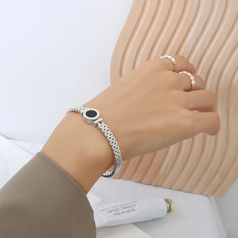 Bracelet femme en acier chirurgical plaqué or 18K, style Back to Rome, avec lettre d’amour et chiffres romains.